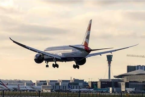 Airplane landing at Heathrow
