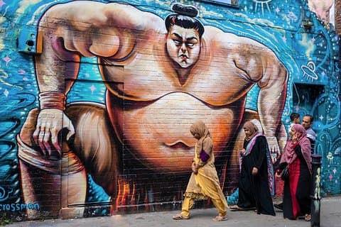 Learn how to integrate people in the street art