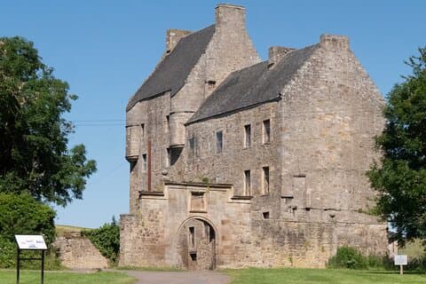 Lallybroch Castle , Jamie Fraser's ancestral home ,Midhope Castle , Outlander Blood of my Blood tours