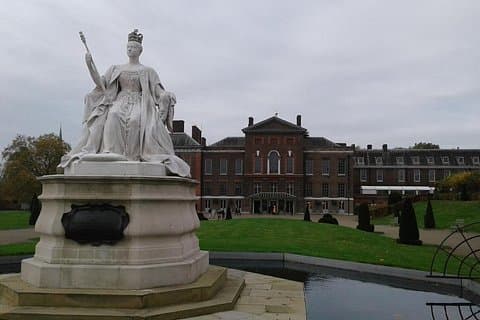 Private walking tour of Kensington with an official tour guide