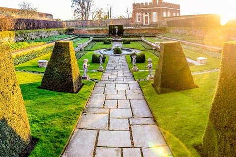 Hampton Court Walking Tour