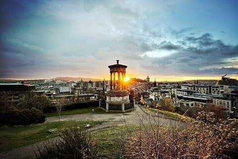 Enchanting Edinburgh: Half-Day Walking Tour with Local City Guide