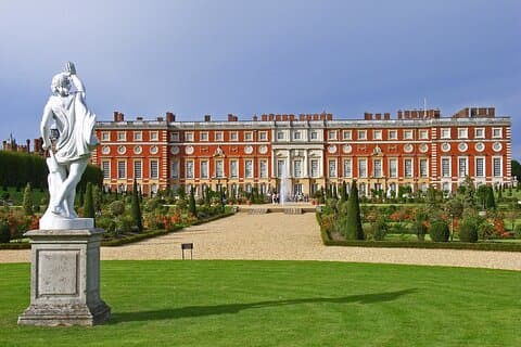 Hampton Court Palace Private Tour with Skip the Line Entry