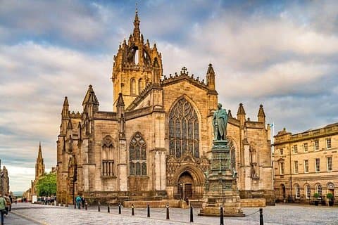 Edinburgh: City Walk Audio Guide in 7 Languages on your Phone