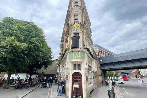 London Historic Pub Tour with Private Guide