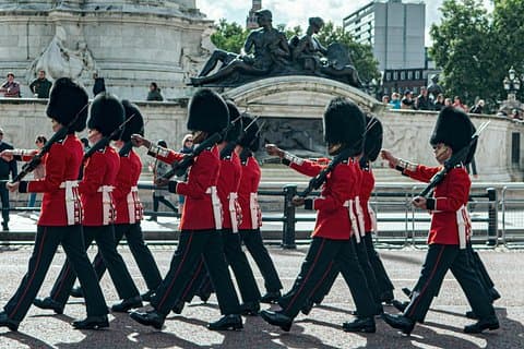 London Highlights: Guided Walking Tour & Changing of the Guards