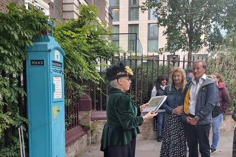 On the tour with expert costumed guide