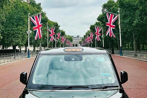 Iconic London Taxi Tour with glass panoramic roof