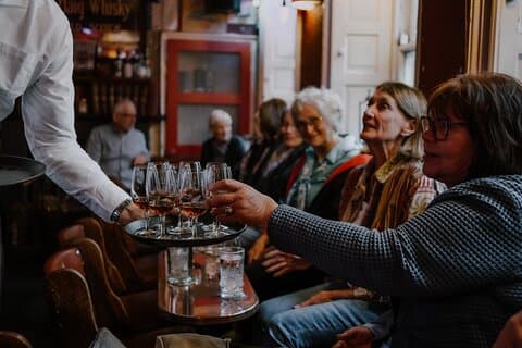 Edinburgh: Whisky Tasting with Storytelling in a Historic Pub