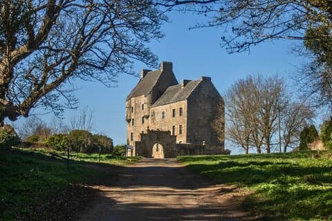 Ever wondered what it’s like to stand at the gates of Lallybroch or stroll through the streets of 1940s Inverness? Our luxury Outlander tour lets you experience the magic of the series!