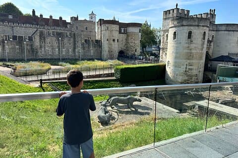 Kid in awe in front of the tower fo London