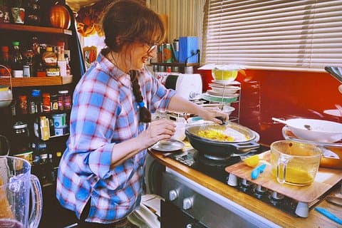 Private Spanish Cooking Class in London on a Houseboat