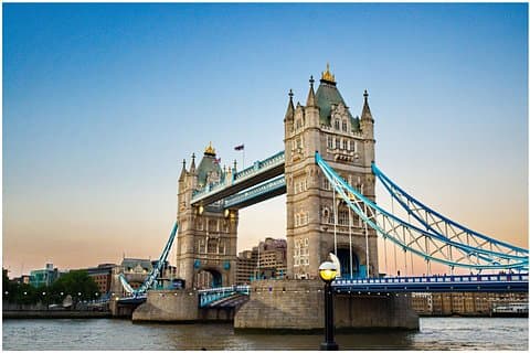 Cross one of London’s most iconic landmarks in comfort and style. Feel the magic of the Thames from your private van — a view you’ll never forget.
