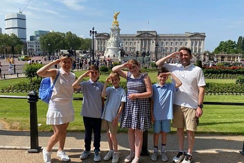 Guests saluting the King's London home!
