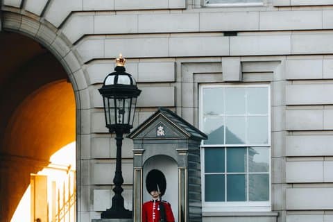 Best of London: Guard Change & River Thames with optional Tower