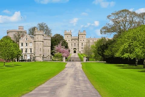 London to Windsor Castle with Private Chauffeur and Luxury Car