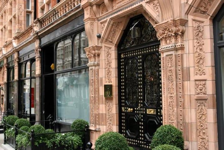 See lavish neighborhoods such as Mayfair