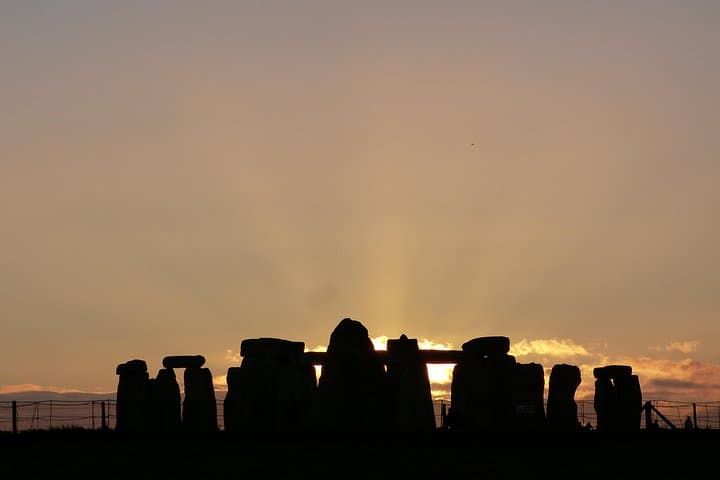Bespoke private tours of Stonehenge and Avebury by car with local guide
