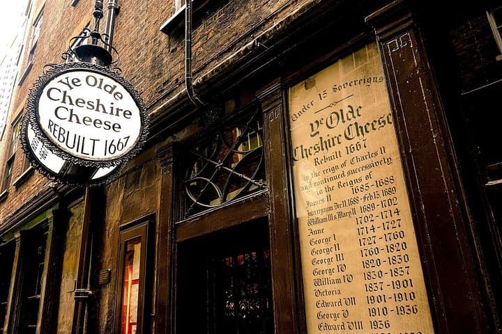 Hidden Alleys & Historic Courts