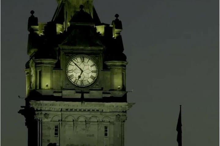 La torre con orologio del Balmoral Hotel
