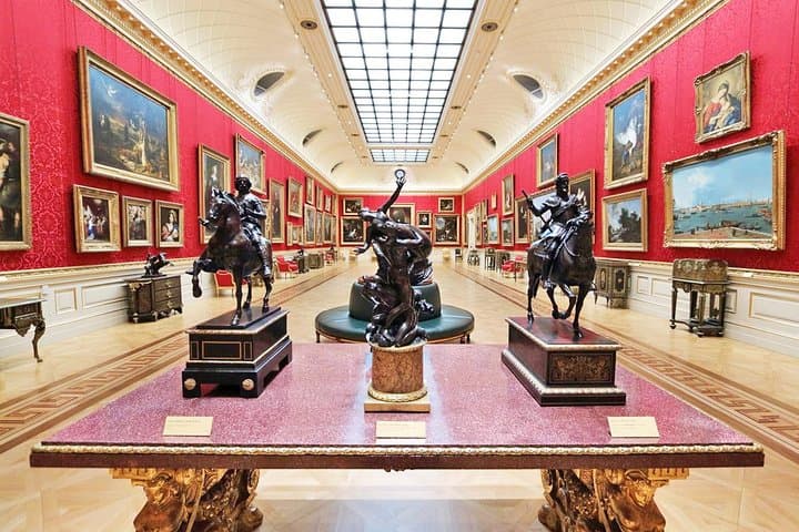 Kid-Friendly National Gallery Tour in London with Exclusive Guide