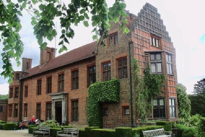 The front entrance to Chartwell House