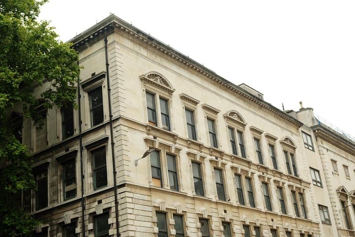 St Barts Hospital - Sherlock falls to his death..or does he?