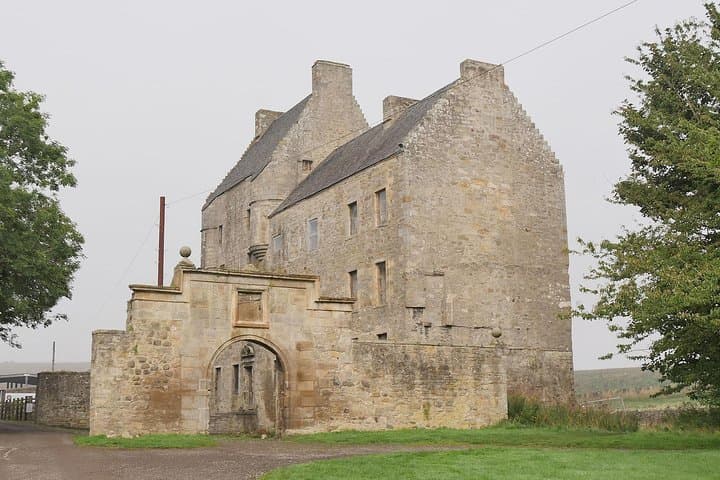 Lallybroch , Midhope Castle, Jamie Fraser's ancestral home
