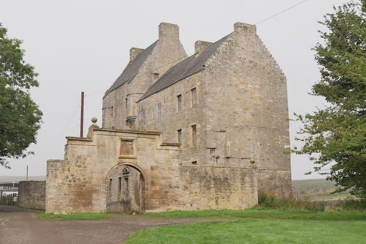 Lallybroch Castle , Jamie Fraser's ancestral home ,Midhope Castle , Outlander tours