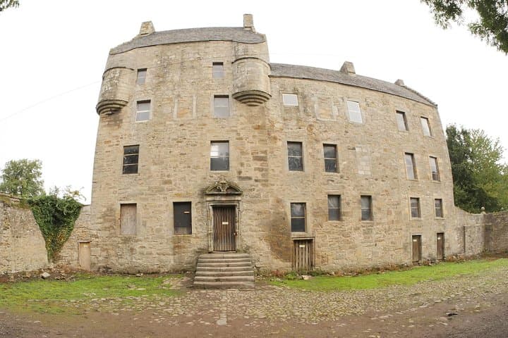 Lallybroch Castle , Jamie Fraser's ancestral home ,Midhope Castle , Outlander Blood of my Blood tours