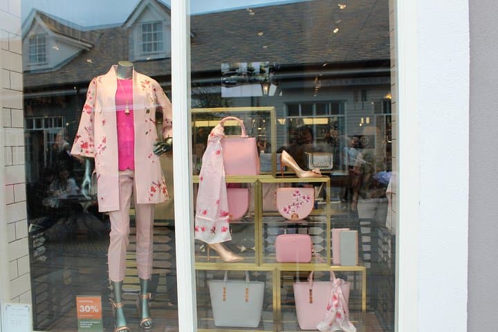 Round Trip shopping transfer from London to Oxford Bicester Village