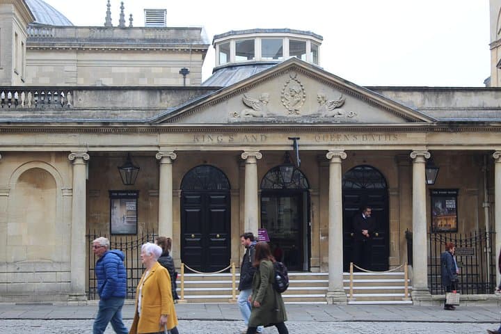 One Way or Round Trip Private Transfer: Heathrow Airport to Bath