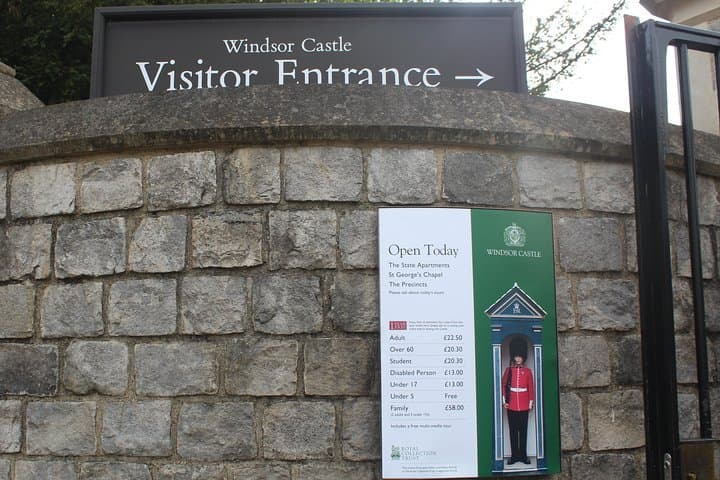 Private One Way or Round Trip Transfer : London to Windsor Castle or LEGOLAND