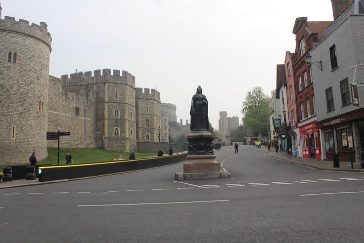 Private One Way or Round Trip Transfer : London to Windsor Castle or LEGOLAND