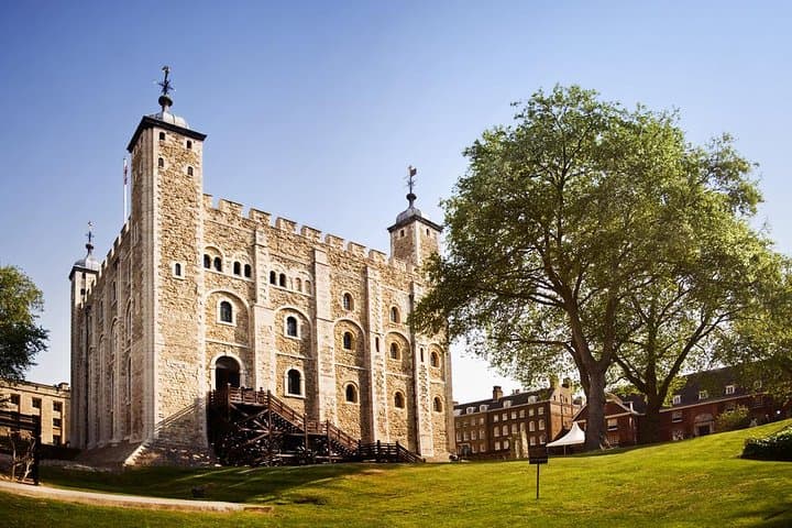 Tower of London with London Hop-On Hop-Off Tour and Thames Cruise