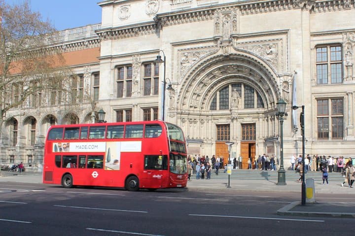 Private Transfer: Heathrow to Gatwick Airport Via London Attractions