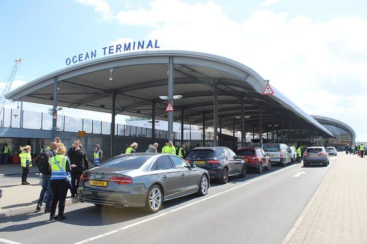 Arrival or Departure Private Transfer: Gatwick Airport to Southampton Cruise Port