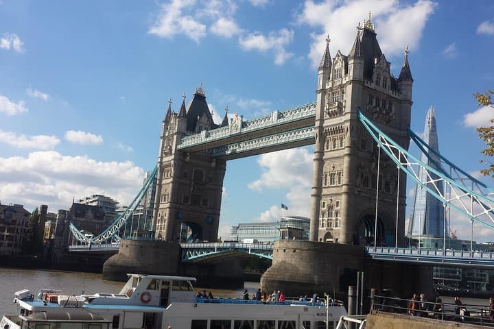 Private Transfer: Gatwick to Heathrow Airport Via London attractions