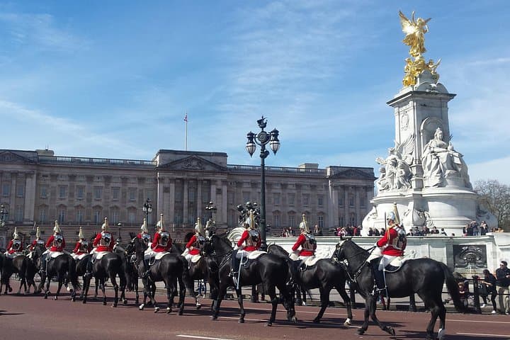Cavalry in front of Buckingham Palace