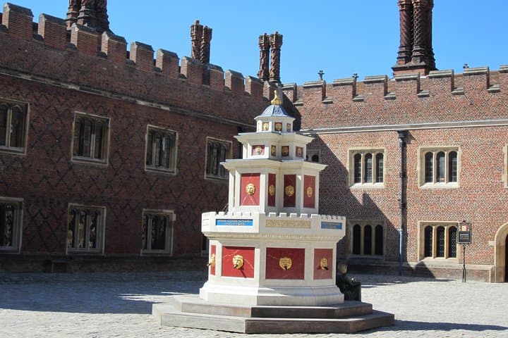 Field of the Cloth of Gold fountain