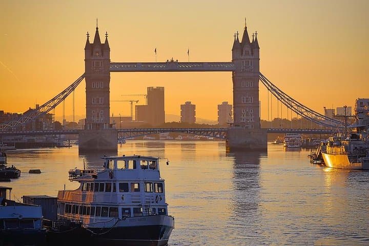 Private 12-hour excursion to Stonehenge and Bath from London