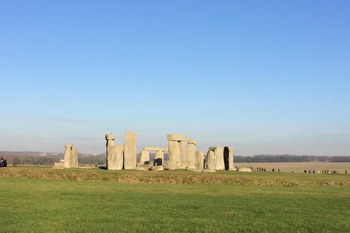 Private Full-Day Tour of Stonehenge and Bath from London
