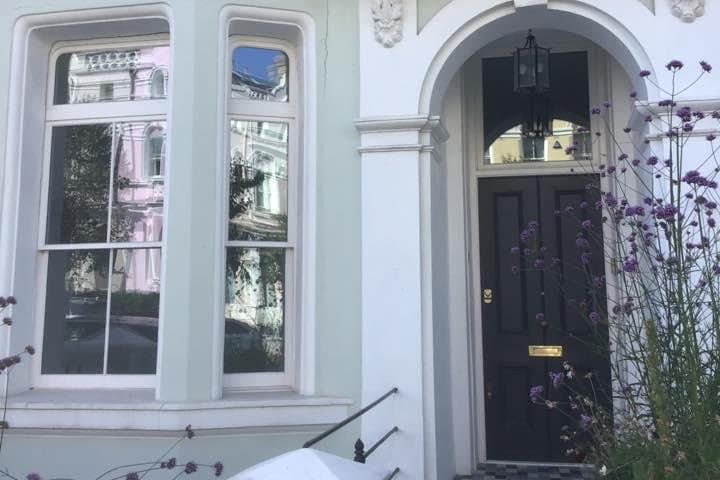 Where Hugh Grant took Julia Roberts to the dinner party