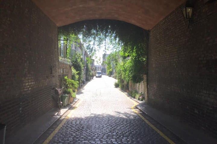Explore the back streets of Notting Hill