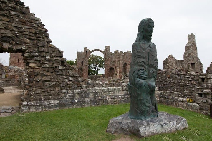 Alnwick Castle and the Viking Coast Full-Day Private Tour in a Premium Minivan