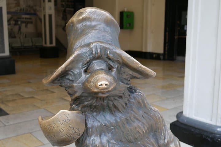 Private Tour: Paddington Bear Taxi Tour of Filming Locations