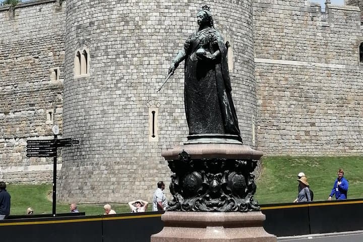 Queen Victoria Statue