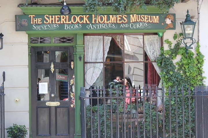 We can finish the tour at either the Sherlock Holmes Museum OR Speedy's Cafe. The choice is yours.