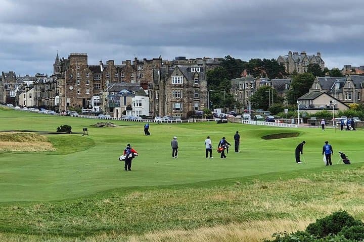 Views of the Old Course ar the 17th hole for golf fans.