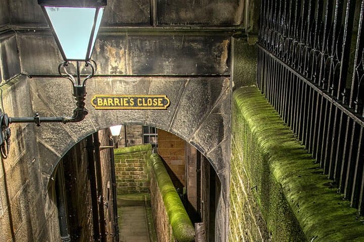 Barrie's Close, one of the many closes in Edinburgh's Old Town
